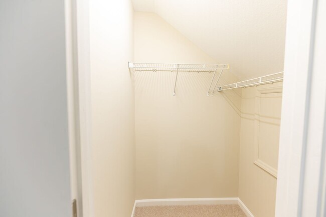 Building Photo - 121 Goldfinch Ave