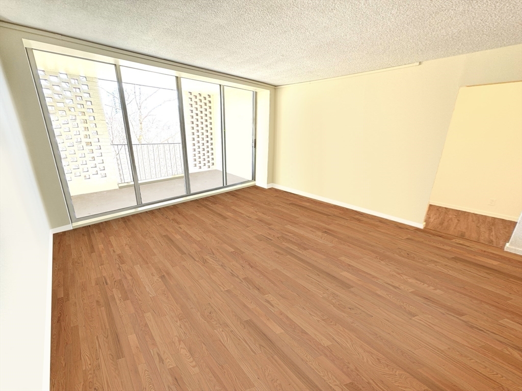 Building Photo - 33 Pond Ave