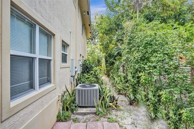 Building Photo - 420 SE 18th Ct