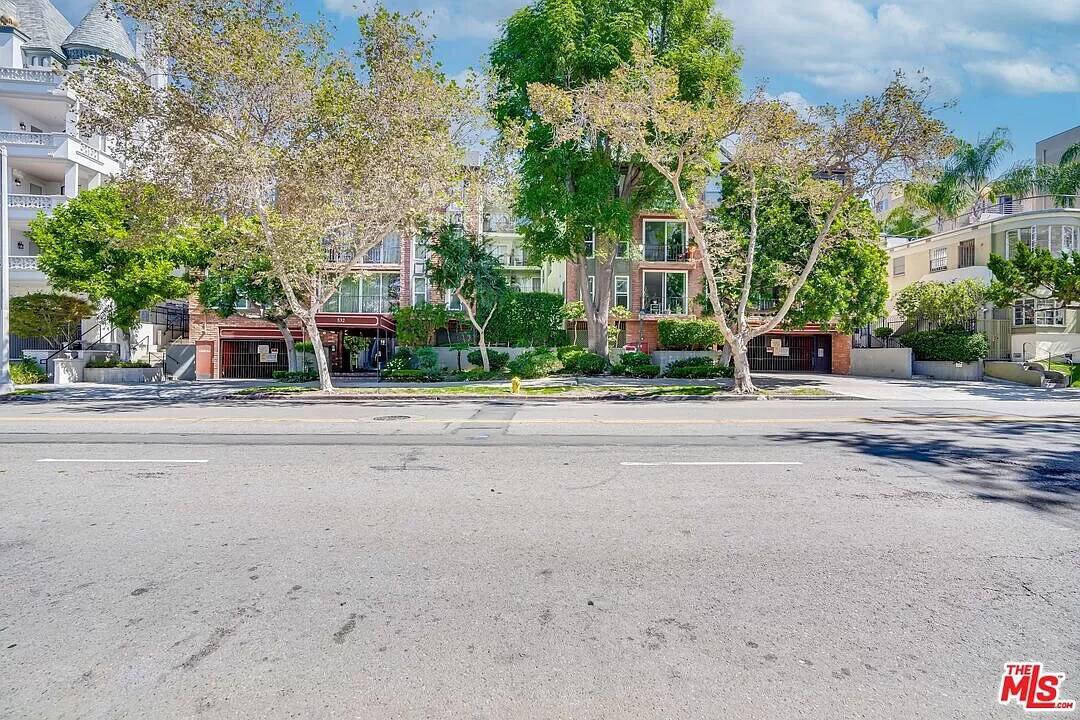 Building Photo - 532 N Rossmore Ave