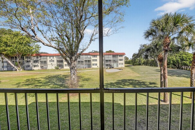 Building Photo - 830 S Hollybrook Dr