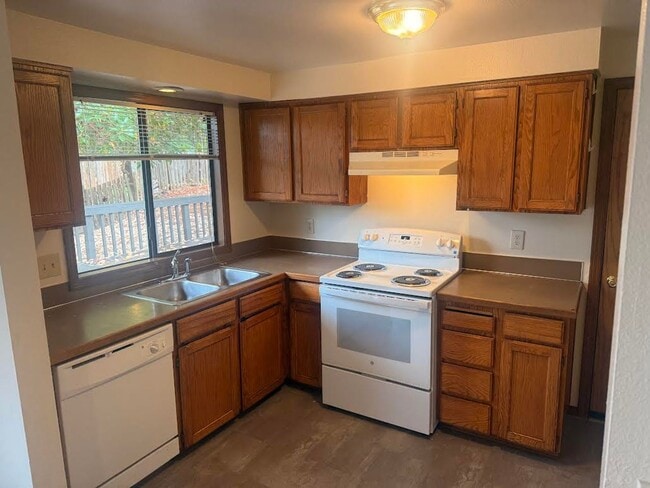 Building Photo - Updated Single Level Home
