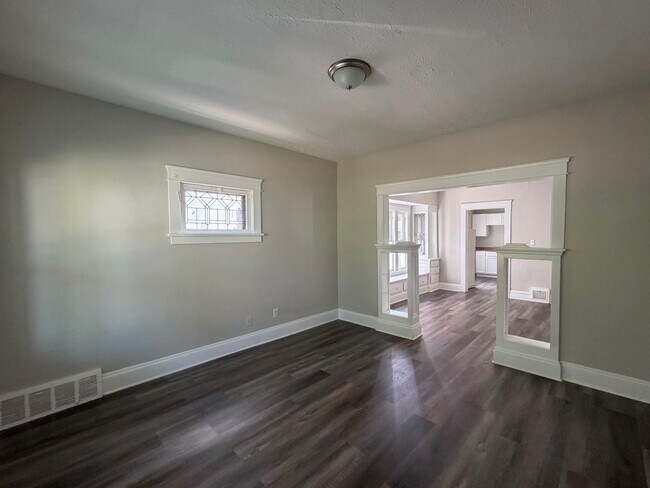 Building Photo - 10012 Manor Ave