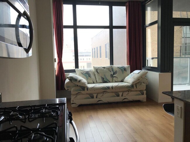 Building Photo - High floor 2b2b unit right by Westloop