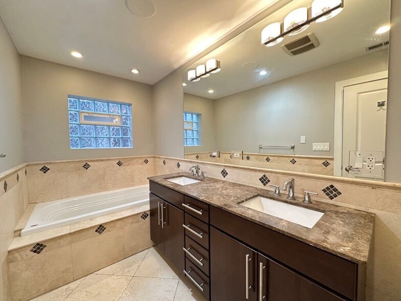 Building Photo - 907 N Damen Ave