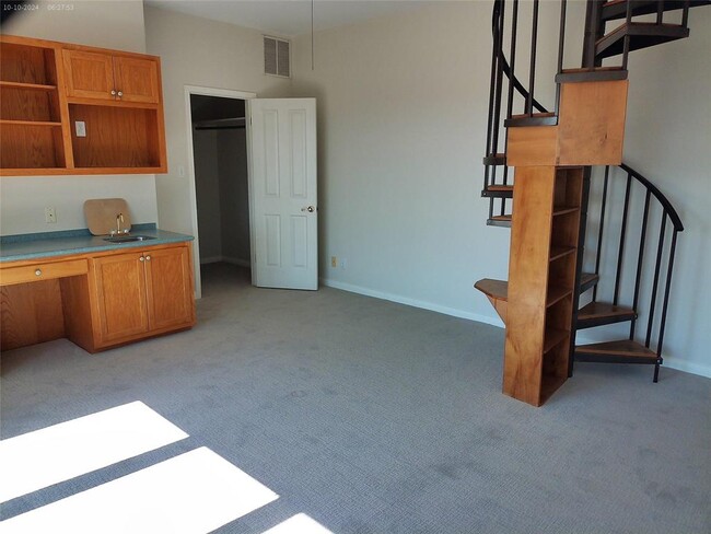 Building Photo - 525 Northwood Hills Dr