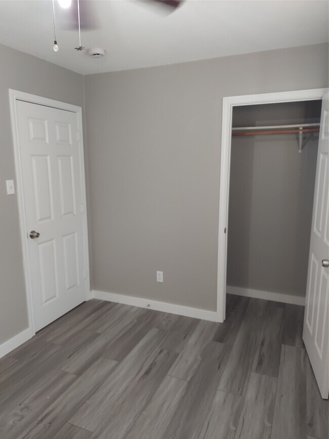 Building Photo - 933 Valentine Ave