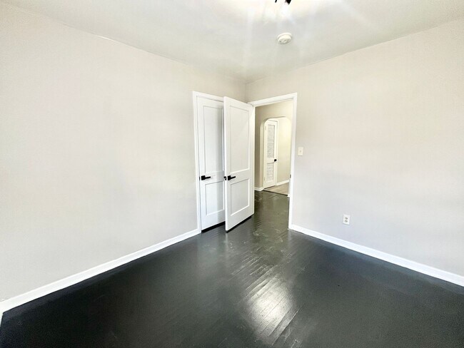 Building Photo - 4840 Southside Dr