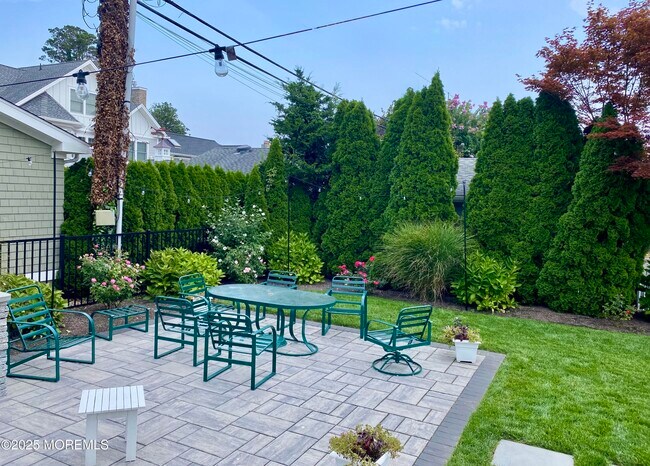 Building Photo - 102 4th Ave