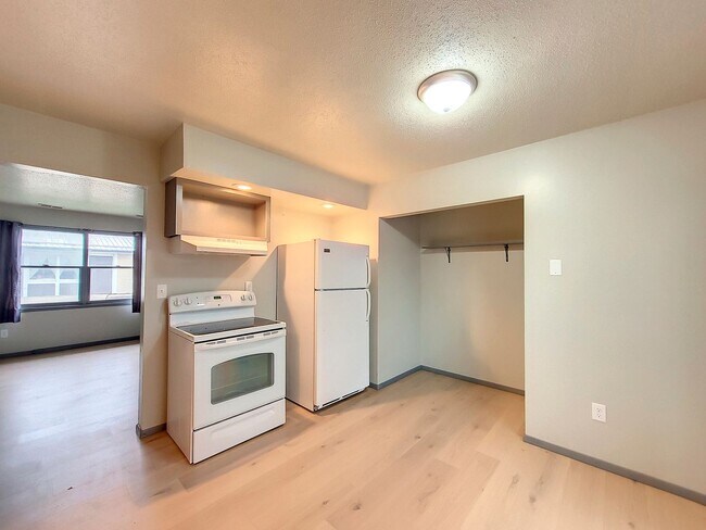 Building Photo - 303 Larson Ct
