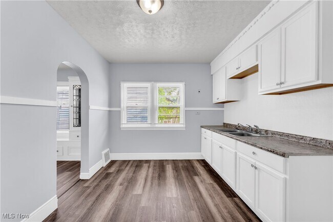 Building Photo - 3209 W 92nd St
