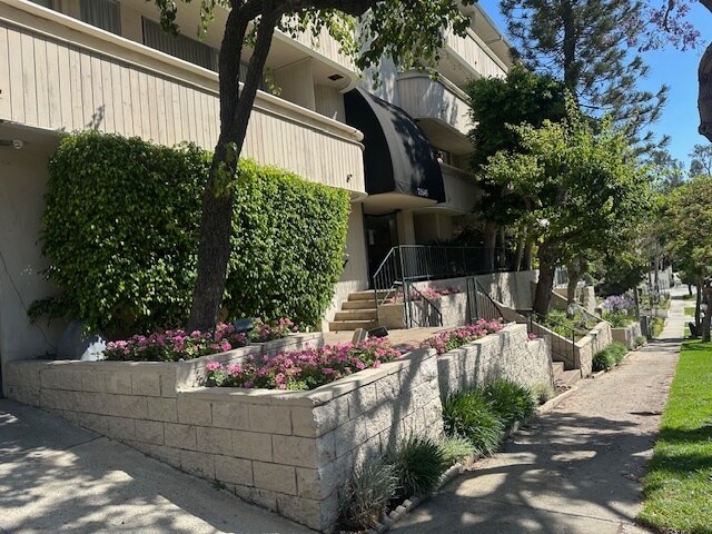 Building Photo - 11645 Montana Ave