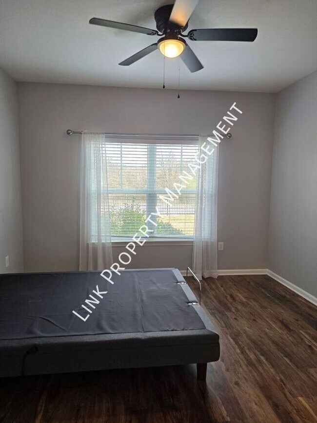 Building Photo - HALF OFF APRIL!  Beautiful One-Level Downstairs Condo in Prime Hamilton Place Location