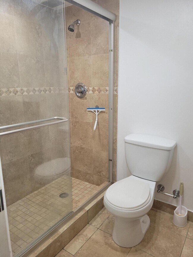 Building Photo - 3050 N Palm Aire Dr