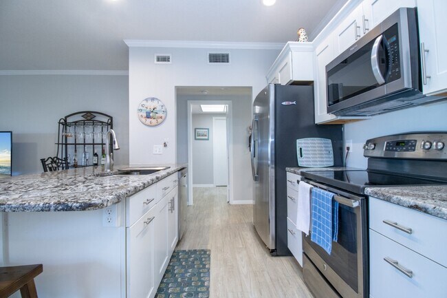 Building Photo - Fully Furnished - 2 bed 2 Bath villa - South Sarasota