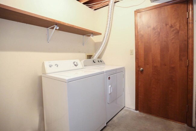 Building Photo - 439 Foxfire Dr