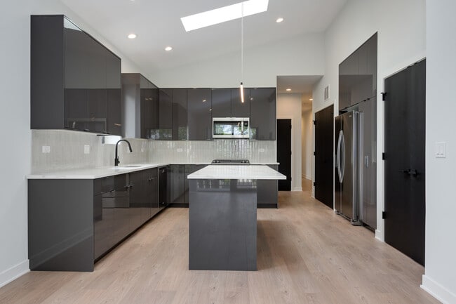 Building Photo - 4426 N Kenneth Ave