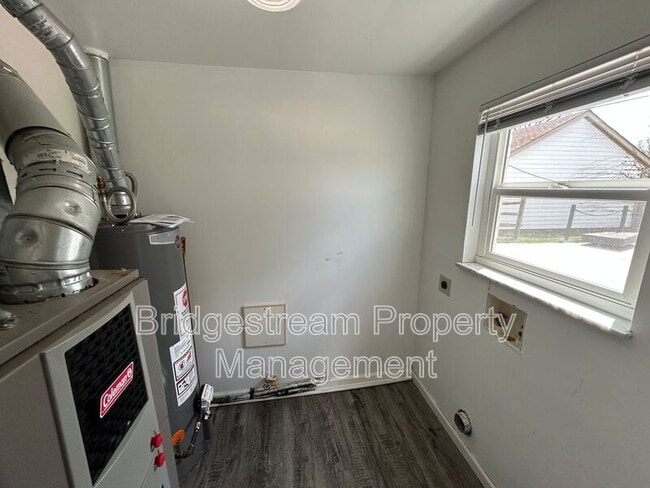 Building Photo - 92 W Franklin St