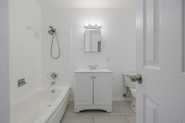 Building Photo - Remodeled 2 bedroom, 1 bath duplex for rent