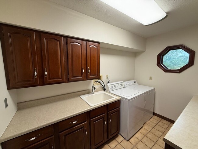 Building Photo - 3 Bedroom, 2 Bathroom House for Rent