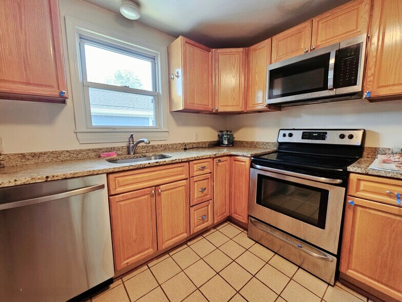 Building Photo - 74 Dunboy St