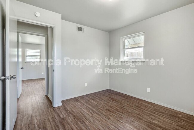 Building Photo - 3221 Beechwood Dr