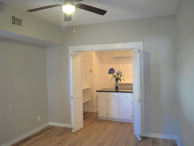 Building Photo - 3409 La Branch St