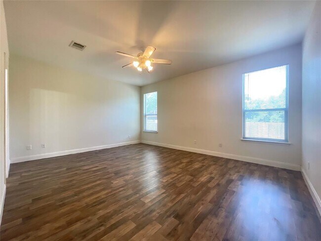 Building Photo - 4412 Woodstock Dr