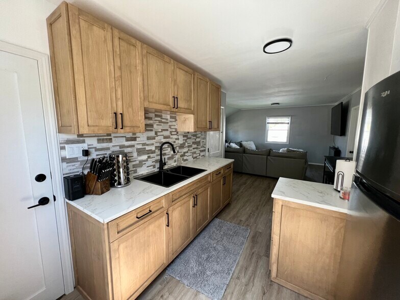 Building Photo - 3636 S 47th St