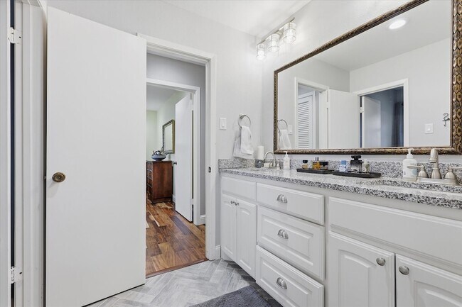 Building Photo - 14840 Knollview Dr