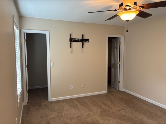 Building Photo - 2 BEDROOM 2 1/2 BATH TOWN HOME