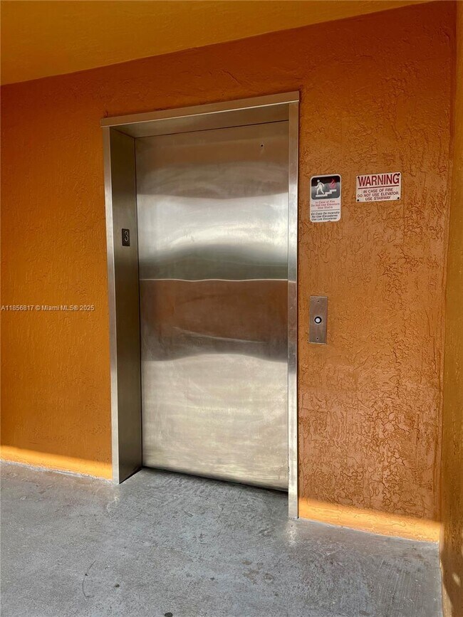 Building Photo - 2441 SW 31st Ave