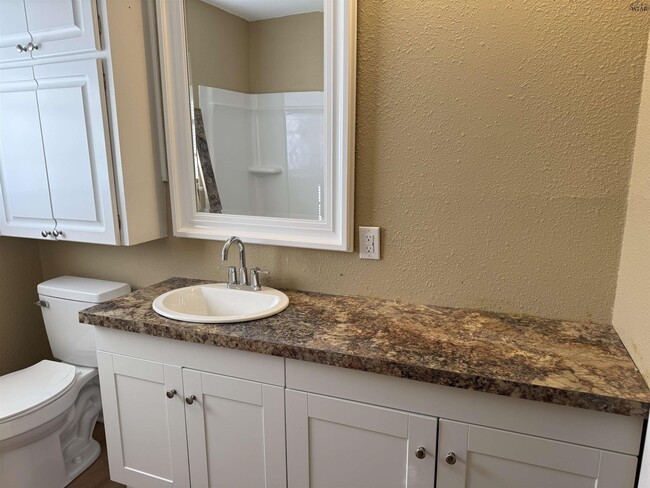 Building Photo - 1325 Oakhurst Dr