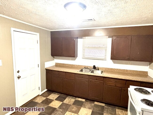 Building Photo - 2212 Harvey St