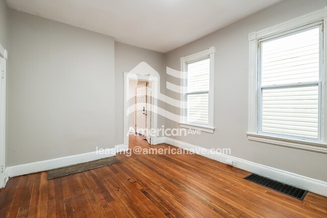 Building Photo - 604 E 16th St