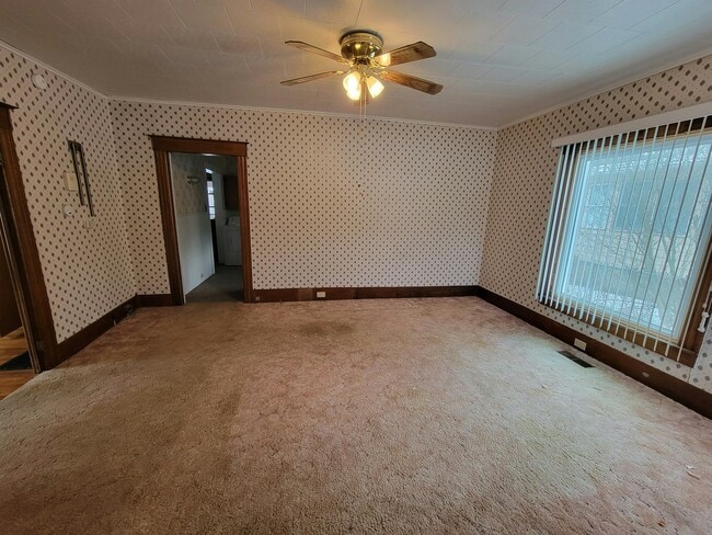 Building Photo - 45 Maple St