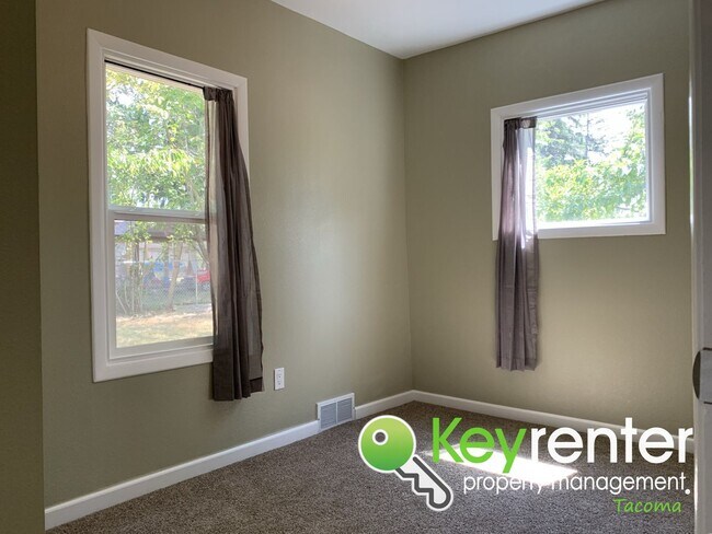 Building Photo - Recently Remodeled 3bd/1.5Bath Tacoma House!