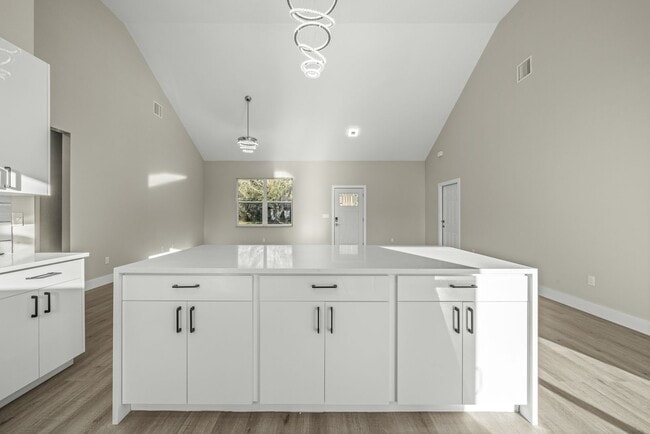 Building Photo - 3 Bedroom Home Located In The Sun N Lake Golf Community