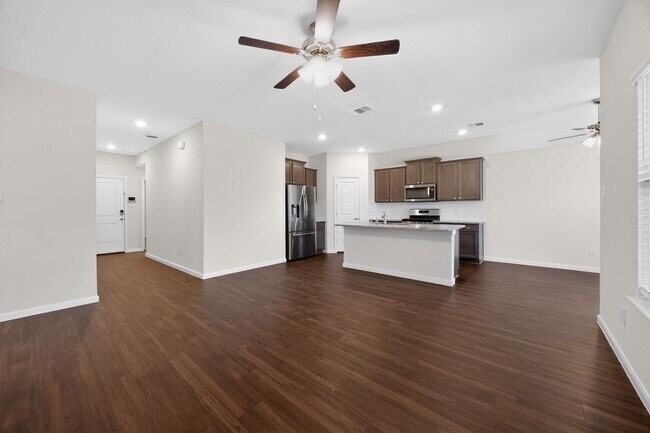 Building Photo - Beautiful Open-Concept Home with Washer/Dryer Included & Private Yard in Princeton