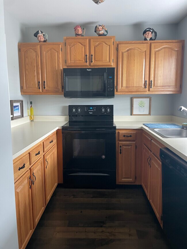 Building Photo - 74 Commodore Cmn