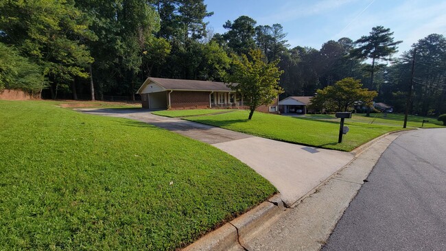 Building Photo - 3 BEDROOM 2 BATH HOME