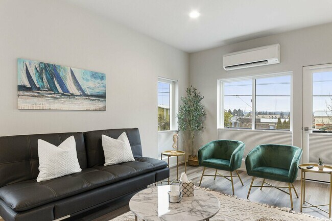 Building Photo - 912 21st St