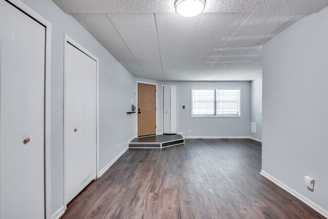 Building Photo - 1486 W Jefferson Ave