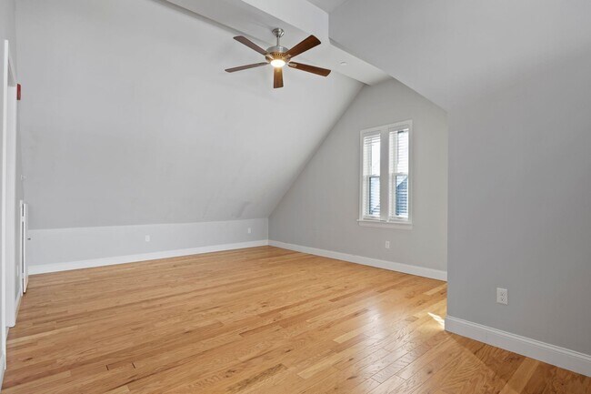 Building Photo - 303 Islington St