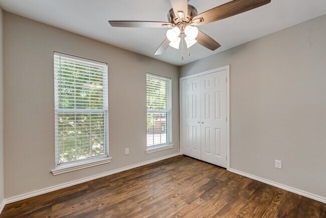 Building Photo - Stylish Upstairs Corner Unit Near Lake Ray...