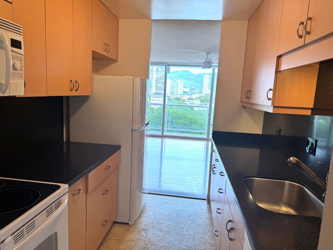 Building Photo - In the heart of Waikiki 1bed+Den, 1.5bath ...