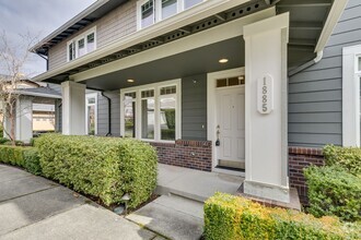 Building Photo - 2 Bed plus Den - Issaquah Highlands Townho...