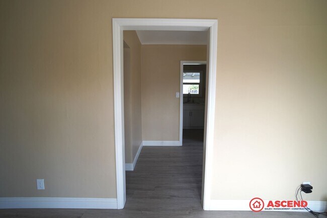 Building Photo - Adorable 4 Bedroom Bungalow!