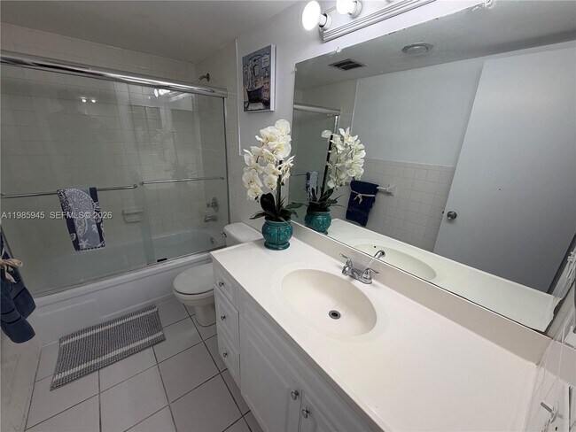 Building Photo - 3962 Inverrary Dr