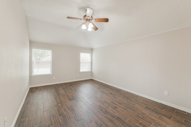Building Photo - 605 Crestview Ct